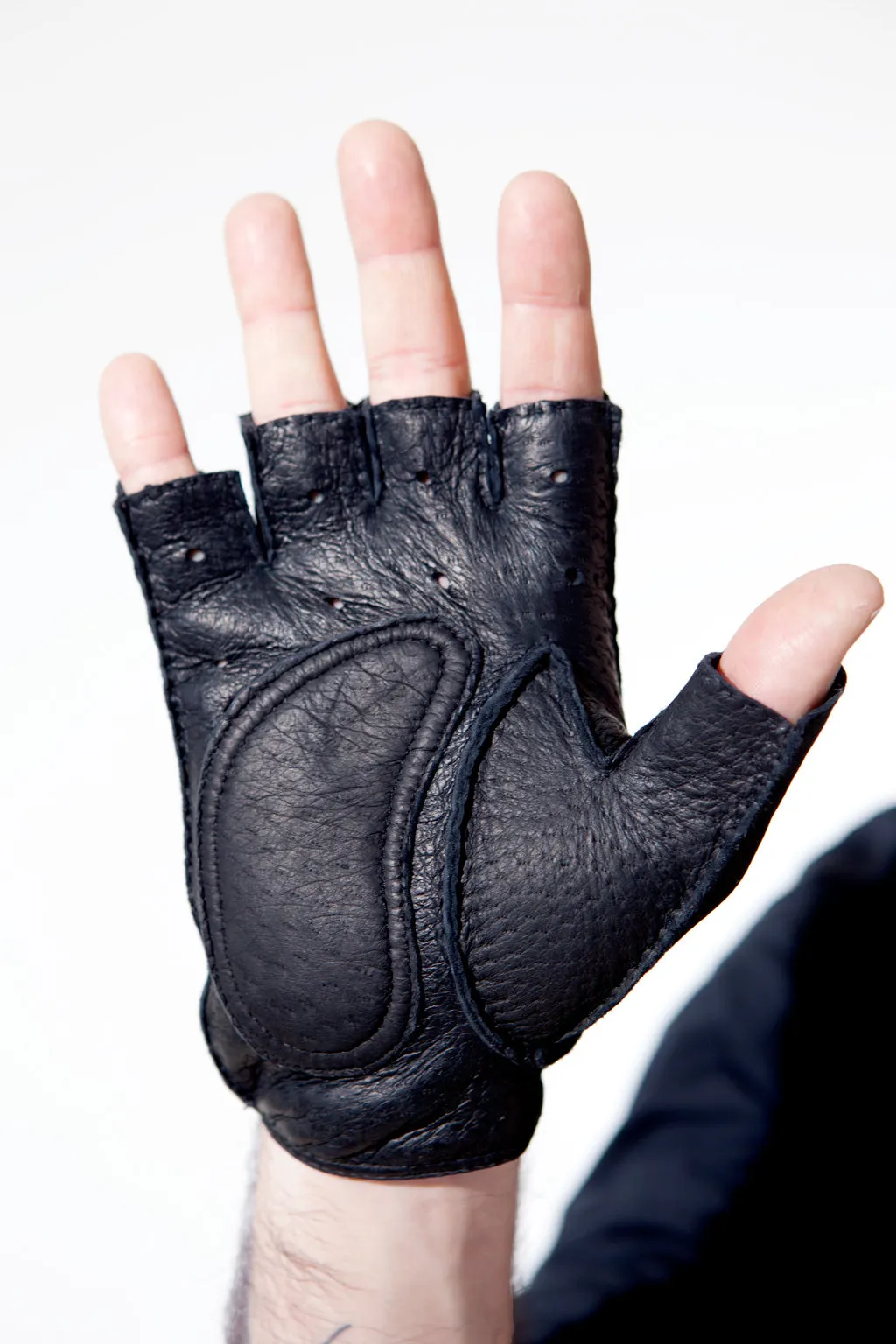 Fingerless driving peccary gloves